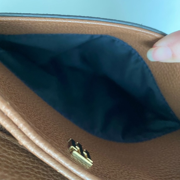 Tommy Hilfiger Crossbody, Vegan Leather. In Good condition. - Picture 6 of 15